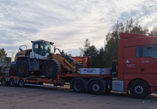 Transport ładowarki  Liebherr L556 wraz z osprzętem