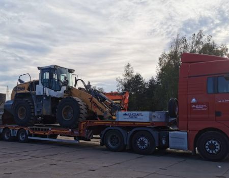 Transport ładowarki  Liebherr L556 wraz z osprzętem