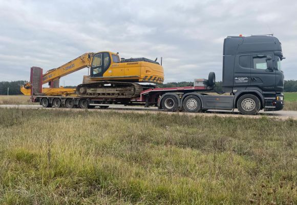 Transport koparki gąsiennicowej Doosan DX300LC w wersji long