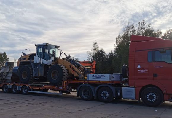 Transport ładowarki  Liebherr L556 wraz z osprzętem